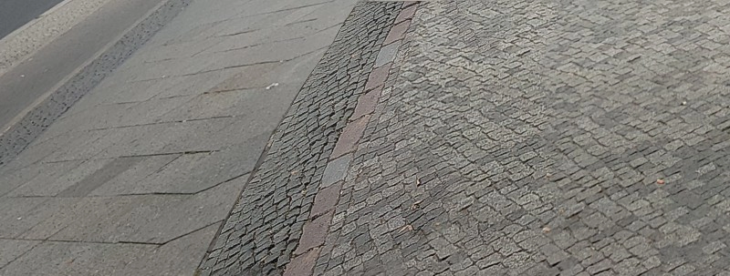 Berlin (DE), genormter Belag der Trottoirs aus Platten und Pflästerung, ungebunden