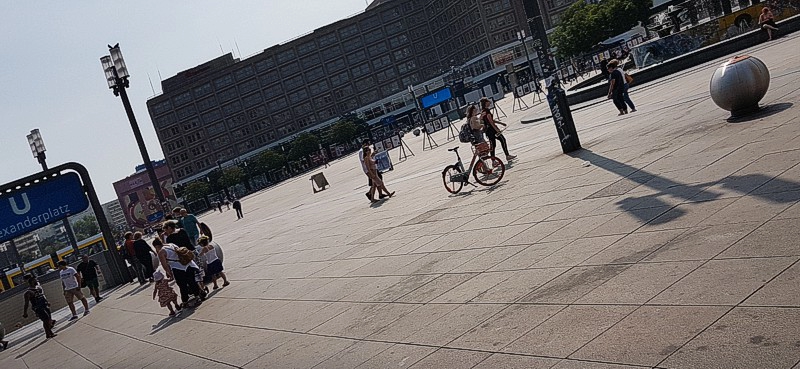 Berlin (DE), Alexanderplatz, grossformatige Betonplatten, ungebunden